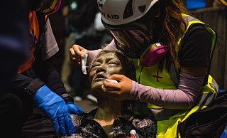 Ein Obdachloser wird von medizinischen Helfern behandelt, nachdem er w&auml;hrend einer Demonstrationen von Tr&auml;nengas getroffen wurde. - Foto: Aidan Marzo/SOPA Images via ZUMA Wire/dpa