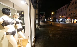 Stille Beobachterinnen sind diese Schaufensterpuppen in der Detmolder Fußgängerzone. Doch zu sehen gibt es nichts, wenn die nächtliche Ausgangssperre zurück kommt. - Jost Wolf