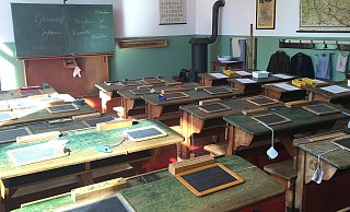 Früher musste jeder Schüler unbedingt eine Schiefertafel haben. Heute sind oft teure iPads nötig, um in der Schule mitarbeiten zu können. Die Sekundarschule wollte Leih-Tablets auch ohne Antrag herausgeben. Die Poltik stimmte dagegen. - Symbolbild: pixabay/Nuffer Früher musste jeder Schüler unbedingt eine Schiefertafel haben. Heute sind oft teure iPads nötig, um in der Schule mitarbeiten zu können. Die Sekundarschule wollte Leih-Tablets auch ohne Antrag herausgeben. Die Poltik stimmte dagegen. - Symbolbild: pixabay/Nuffer