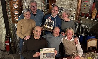Gastgeber Friedhelm Begemann (stehend 2. v. links) gratuliert dem Gewinner-Team "Sex Ted" um Kerstin Buzeja, Carsten Wattenberg, Klaus K&uuml;ster, Ralf Batzer, Thesi K&uuml;ster sowie Sabine Wattenberg (von links). - Sandra Castrup