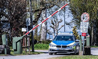 Ein Polizeiauto fährt im April 2019 durch eine Schranke auf den Campingplatz Eichwald. Immer wieder ist der Platz durchsucht worden.    - Archivfoto: Guido Kirchner/dpa