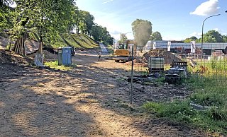 Der Vattipark an der B 1 wird derzeit komplett umgestaltet. Wo einst das „Hotel Am Niederntor"-Schild stand, steht jetzt ein Dixi-Klo. - Silke Buhrmester