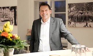 Frank Hilker hat das Bürgermeisterbüro neu gestaltet. An den Wänden hängen historische Bilder aus Detmold – unter anderem der Klassiker mit Elefanten, die aus dem Donop-Brunnen trinken. - Sven Koch(LZ) Frank Hilker hat das Bürgermeisterbüro neu gestaltet. An den Wänden hängen historische Bilder aus Detmold – unter anderem der Klassiker mit Elefanten, die aus dem Donop-Brunnen trinken. - Sven Koch(LZ)