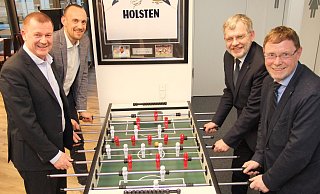 Am Kickertisch bei CTS: Oliver Dobbert und der EU-Abgeordnete Dr. Marcus Pieper (links) mit Dr. Reiner Austermann und Torsten Buncher (rechts). - Axel B&uuml;rger