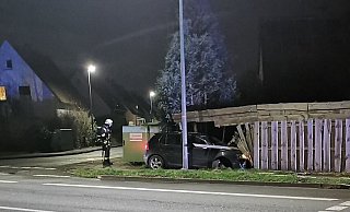 Der VW Golf rammte einen Gasverteilerkasten und landete dann in einem Gartenzaun. - Freiwillige Feuerwehr Bad Salzuflen Der VW Golf rammte einen Gasverteilerkasten und landete dann in einem Gartenzaun. - Freiwillige Feuerwehr Bad Salzuflen