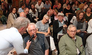 Aufmerksames Publikum in der Gastronomie am Hermann - hier Gerd Kaulvers, früherer Personalrats-Chef im Kreishaus, am Mikrofon von Frank Schröder. - Martin Hostert