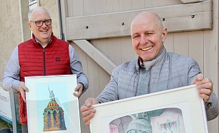 Die Geschäftsführer der Denkmal-Stiftung, Ralf Noske (vorne) und Peter Gröne, mit einigen der Karikaturen aus dem Wettbewerb „Herman the German" von 2000, die nun aus Anlass des zehnjährigen Bestehens der Stiftung ein weiteres Mal als Wanderausstellung gezeigt werden sollen. - Barbara Luetgebrune