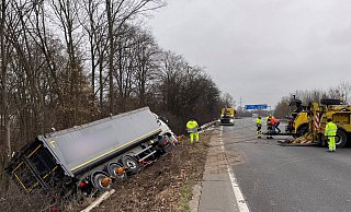 Ein mit H&uuml;hnermist beladener Lastwagen liegt auf der Autobahn 2 bei Porta Westfalica auf der Seite. - Christian M&uuml;ller/Westfalennews/dpa