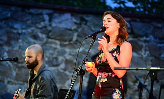 Laura Carbone überzeugt rund 100 Gäste beim Konzertabend auf Burg Sternberg. - Nicole Ellerbrake Laura Carbone überzeugt rund 100 Gäste beim Konzertabend auf Burg Sternberg. - Nicole Ellerbrake