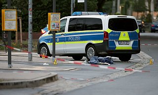 Am S-Bahnhof in Lauf an der Pegnitz nahe Nürnberg soll ein 34-Jähriger auf Bundespolizisten mit einem Messer losgegangen sein. - Daniel Löb/dpa Am S-Bahnhof in Lauf an der Pegnitz nahe Nürnberg soll ein 34-Jähriger auf Bundespolizisten mit einem Messer losgegangen sein. - Daniel Löb/dpa