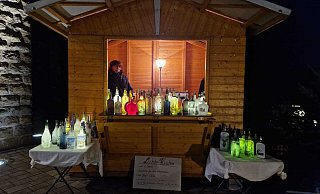 In liebevoll dekorierten Holzhütten konnten Produkte des Eine-Welt-Ladens Lemgo oder auch formschöne Flaschenlichter erworben werden. - Fotorechte: Gemeinde Bösingfeld In liebevoll dekorierten Holzhütten konnten Produkte des Eine-Welt-Ladens Lemgo oder auch formschöne Flaschenlichter erworben werden. - Fotorechte: Gemeinde Bösingfeld