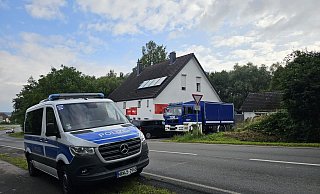 Großes Polizeiaufgebot am ehemaligen Pflegestützpunkt an der Billinghauser Straße in Lage. Hier wurde die illegale Cannabis-Plantage eingerichtet. - Astrid Sewing