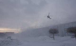 Bei Phoenix Contact in Schieder bläst ein Hubschrauber mit seinen Rotorblättern den Schnee von den Dächern der ehemaligen Schieder-Möbel-Hallen. - Jost Wolf Bei Phoenix Contact in Schieder bläst ein Hubschrauber mit seinen Rotorblättern den Schnee von den Dächern der ehemaligen Schieder-Möbel-Hallen. - Jost Wolf