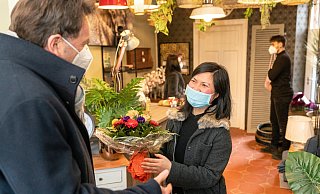 Ladeninhaberin Hien Mai erhält Blumen zur Eröffnung ihres Geschäftes für Wohnaccessoires und Einrichtungsgegenstände. - Torben Gocke
