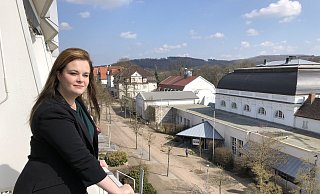Warten auf den Neustart: Die Chefin des Kurpark-Hotels, Swetlana Lenger, blickt von einem Balkon im vierten Stock auf die leere Parkstraße und das Kurhaus. - Thomas Reineke