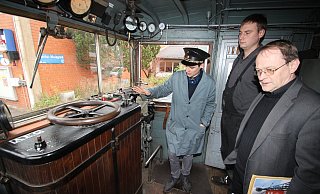 Termin im Führerhaus: (von links) Raphael Kahlert (Projektkoordinator der Landeseisenbahn), Adrian Fahrenkamp (Werkstattleiter der Verkehrsbetriebe Extertal) und Andreas Tappe (Dezernent Bezirksregierung) sehen sich in der historischen E-Lok von 1927 am Bahnhof in Bösingfeld um. - Jens Rademacher Termin im Führerhaus: (von links) Raphael Kahlert (Projektkoordinator der Landeseisenbahn), Adrian Fahrenkamp (Werkstattleiter der Verkehrsbetriebe Extertal) und Andreas Tappe (Dezernent Bezirksregierung) sehen sich in der historischen E-Lok von 1927 am Bahnhof in Bösingfeld um. - Jens Rademacher