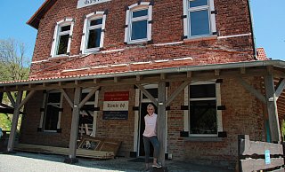 Esther van Welberger vor dem Gasthof "Route 66". Noch saniert die Famlie das Haus. Von Juni bis September aber wird es an der B 66 schon mal einen Biergarten geben. - Katrin Kantelberg(LZ)