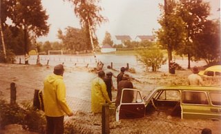 Die Emmer trat früher in Wöbbel immer wieder über die Ufer. Schneeschmelze oder lang anhaltender Regen waren dafür verantwortlich. Im November 1976 waren die Hauptstraße und der Sportplatz dahinter überflutet. - Bildrechte: Wilhelm Köhring Die Emmer trat früher in Wöbbel immer wieder über die Ufer. Schneeschmelze oder lang anhaltender Regen waren dafür verantwortlich. Im November 1976 waren die Hauptstraße und der Sportplatz dahinter überflutet. - Bildrechte: Wilhelm Köhring