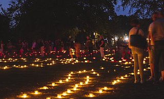 Die "Nacht der 10.000 Kerzen" lockt jedes Jahr zahlreiche Menschen in den Kurpark. - Nadja Jacke /Stadt Bad Salzuflen Die "Nacht der 10.000 Kerzen" lockt jedes Jahr zahlreiche Menschen in den Kurpark. - Nadja Jacke /Stadt Bad Salzuflen