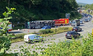 Der Sattelzug muss aufwendig geborgen werden. - Freitag-TV