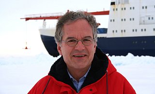 Sorge um das angeblich ewige Eis: Peter Lemke steht vor dem Forschungsschiff „Polarstern". Der Klimaforscher kommt im November nach Extertal, um einen Vortrag zu halten. - Alfred-Wegener-Institut Sorge um das angeblich ewige Eis: Peter Lemke steht vor dem Forschungsschiff „Polarstern". Der Klimaforscher kommt im November nach Extertal, um einen Vortrag zu halten. - Alfred-Wegener-Institut