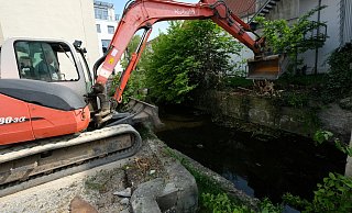 Die Bagger sind bei der Arbeit. Entlang des Gew&auml;ssers hinter der Herberge zur Heimat wird ein neue Weg angelegt. Es kommt auch eine Br&uuml;cke hinzu sowie an der Bismarckstra&szlig;e eine Rampe statt der bisherigen Treppenstufen. - Sven Koch