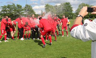 In Feierlaune: Hier freut sich der RSV Barntrup über seinen Aufstieg. Sollte es mehr Geld für die Barntruper Sportfamilie geben, hätten die Aktiven erneut Grund zum Jubeln. - Archiv: Oliver König In Feierlaune: Hier freut sich der RSV Barntrup über seinen Aufstieg. Sollte es mehr Geld für die Barntruper Sportfamilie geben, hätten die Aktiven erneut Grund zum Jubeln. - Archiv: Oliver König