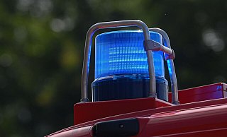 Ein Blaulicht leuchtet auf dem Dach eines Einsatzfahrzeugs der Feuerwehr. - Robert Michael/dpa-Zentralbild/ZB/Symbolbild