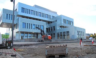 Am Innovation-Spin auf dem Lemgoer Campusgelände ist ein toter Arbeiter gefunden worden. Die Ermittlungen dazu laufen noch. Die Arbeiten gehen derweil weiter. - Nadine Uphoff