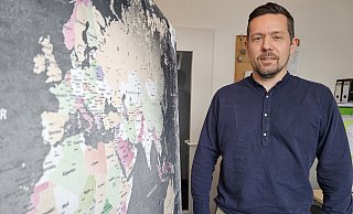 Matthias Hittmeyer arbeitet für die Flüchtlingshilfe Lippe und berät die Bewohner der Notunterkunft Hörste. Die Probleme der Geflüchteten sind vielschichtig - die deutsche Bürokratie gehört dazu. - Astrid Sewing