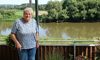 Marlies Hünefeld blickt von ihrer Terrasse auf die Weser. Auch sie könnte in Zukunft von der Energie des Flusswassers profitieren. - Archivfoto: Axel Bürger Marlies Hünefeld blickt von ihrer Terrasse auf die Weser. Auch sie könnte in Zukunft von der Energie des Flusswassers profitieren. - Archivfoto: Axel Bürger