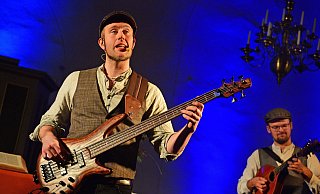 Dennis Fehlauer (links), Jascha Kemper und die anderen Mitglieder der "Kilkenny Band" erfreuen die Besucher beim Konzert in Alverdissen. - Nicole Ellerbrake