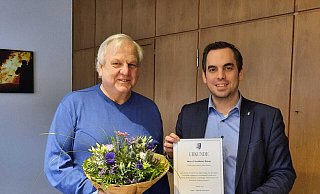 Friedhelm Reker (links) wird als Ortsbürgermeister von Hummersen von Lügdes Bürgermeister Torben Blome verabschiedet. - Stadt Lügde Friedhelm Reker (links) wird als Ortsbürgermeister von Hummersen von Lügdes Bürgermeister Torben Blome verabschiedet. - Stadt Lügde