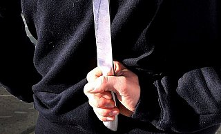 In Barntrup wurde eine Passantin mit einem Messer bedroht. - Symbolbild Andreas Frücht In Barntrup wurde eine Passantin mit einem Messer bedroht. - Symbolbild Andreas Frücht