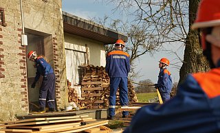 Bei einer 24-Stunden-Übung hat der Feuerwehr-Nachwuchs aus Kachtenhausen und Hagen erlebt, wie sich ein normaler Dienst der Berufsfeuerwehr anfühlt. - rw-system Bei einer 24-Stunden-Übung hat der Feuerwehr-Nachwuchs aus Kachtenhausen und Hagen erlebt, wie sich ein normaler Dienst der Berufsfeuerwehr anfühlt. - rw-system