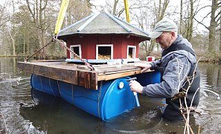 Das Entenhotel wird zu Wasser gelassen. - Wolfgang Furmanski