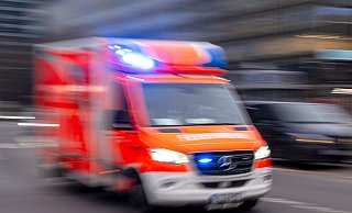 Das ging anders als geplant: Eine Frau hat in einem Rettungswagen einen Jungen zur Welt gebracht. (Symbolbild) - Monika Skolimowska/dpa Das ging anders als geplant: Eine Frau hat in einem Rettungswagen einen Jungen zur Welt gebracht. (Symbolbild) - Monika Skolimowska/dpa