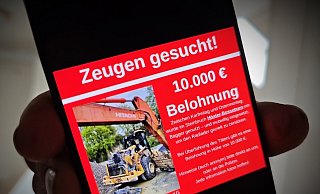Über Ostern wurde ein Radlader der Firma Altmiks-Schotter aus Höxter schwer beschädigt. Das Unternehmen sucht Zeugen - und setzt eine große Belohnung aus. - Svenja Ludwig Über Ostern wurde ein Radlader der Firma Altmiks-Schotter aus Höxter schwer beschädigt. Das Unternehmen sucht Zeugen - und setzt eine große Belohnung aus. - Svenja Ludwig