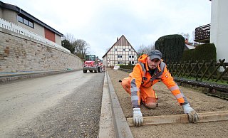 Valentino Perwan von der Firma Kemna arbeitet am Gehweg der Hohenhauser Stra&szlig;e. Links im Bild: ein Teil der St&uuml;tzmauer. - Jens Rademacher
