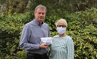 Das Ehepaar Diana und Alexander Vorndamme zeigen den entwickelten Nasen-Mundschutz aus ihrer Firma in Horn-Bad Meinberg. Foto:  - Nils Brandes, isotemp
