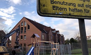 Der Spielplatz der ehemaligen Britensiedlung wird wie andere gemeinschaftlich genutzte Flächen in den Besitz der Stadt übergehen. Der Rat hat den Weg für den Ankauf frei gemacht. Aktuell errichtet die Stadt auf dem Areal ein neues Spielgerüst. - Thomas Reineke Der Spielplatz der ehemaligen Britensiedlung wird wie andere gemeinschaftlich genutzte Flächen in den Besitz der Stadt übergehen. Der Rat hat den Weg für den Ankauf frei gemacht. Aktuell errichtet die Stadt auf dem Areal ein neues Spielgerüst. - Thomas Reineke