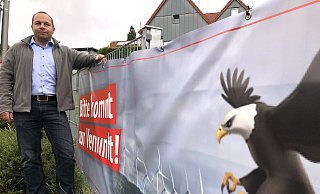 Mit solchen Plakaten wirbt die Initiative dafür, die Pläne für Windkraftanlagen auf der Gauseköte zu stoppen. Sebastian Benz ist ihr Sprecher. - Martin Hostert