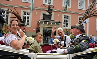 Die Regenten: Kaiserpaar Nicole und Eike Kramer (rechts) fahren gemeinsam mit dem Bierkönigspaar Thomas und Anja Salitter (links) im noblen Gefährt durch die Stadt und winken den Zuschauern an den Straßenrändern zu. - Karin Prignitz Die Regenten: Kaiserpaar Nicole und Eike Kramer (rechts) fahren gemeinsam mit dem Bierkönigspaar Thomas und Anja Salitter (links) im noblen Gefährt durch die Stadt und winken den Zuschauern an den Straßenrändern zu. - Karin Prignitz