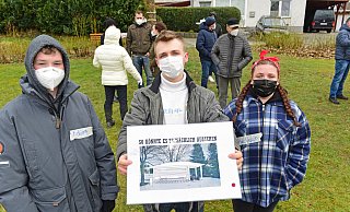 Fabian Sturhahn (von links), Keith Heil und Marleen Masnata setzen sich für eine Jugendhütte in Humfeld ein. Im Hintergrund diskutieren die Anwohner vom Hellweg über mögliche Ruhestörungen. - Nicole Ellerbrake