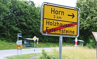 Die Ortseinfahrt nach Holzhausen-Externsteine ist für Fußgänger und Radfahrer ein raues Pflaster. Wer zur nahe gelegenen Bushaltestelle möchte, muss auf der Straße gehen und auf vorbeifahrende Autos achten. - Raphael Bartling