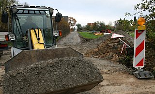 Letzte Arbeiten: die Bauarbeiten am Denkmalweg in Hummerbruch sollen bis Ende Oktober fertig sein. Weitere Straßen stehen auf der Prioritätenliste der Gemeinde Extertal. - Sylvia Frevert Letzte Arbeiten: die Bauarbeiten am Denkmalweg in Hummerbruch sollen bis Ende Oktober fertig sein. Weitere Straßen stehen auf der Prioritätenliste der Gemeinde Extertal. - Sylvia Frevert