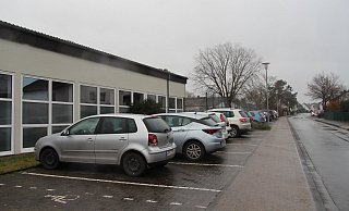 Weil die Parkmöglichkeiten an der Grundschule In der Senne nicht mehr ausreichend sind, sollen im kommenden Jahr zusätzliche Stellflächen geschaffen werden. - Nadine Uphoff Weil die Parkmöglichkeiten an der Grundschule In der Senne nicht mehr ausreichend sind, sollen im kommenden Jahr zusätzliche Stellflächen geschaffen werden. - Nadine Uphoff