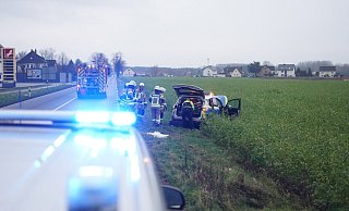 Der Einsatzwagen schleuderte auf den angrenzenden Acker. - Freitag TV Der Einsatzwagen schleuderte auf den angrenzenden Acker. - Freitag TV