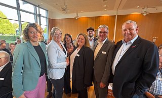 Die Kandidatinnen und der Kandidat fürs Landratsamt (vorne, von links) Inga Loke, Heike Görder, Ilka Kottmann und Meinolf Haase waren in den Räumen der IHK zu Gast. Der Arbeitgeberverband mit Hauptgeschäftsführerin Corinna Kronsbein (Dritte von links), die Wirtschaftsjunioren mit Vorstand Christoph Grauting (mit Mütze) und die Kreishandwerkerschaft mit Kreishandwerksmeister Mickel Biere (rechts) hatten eingeladen. - Martin Hostert