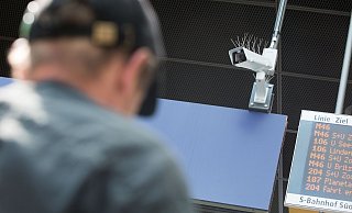 Ein Reisender steht vor einer &Uuml;berwachungskamera, die w&auml;hrend einer Testphase zur Gesichtserkennung im Bahnhof S&uuml;dkreuz zu sehen ist. - Foto: picture alliance / J&ouml;rg Carstensen/dpa